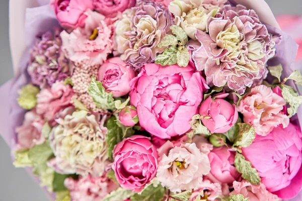 Beau bouquet de fleurs mixtes à la main de la femme. Concept de boutique florale. Beau bouquet frais. Livraison de Fleurs. — Photo