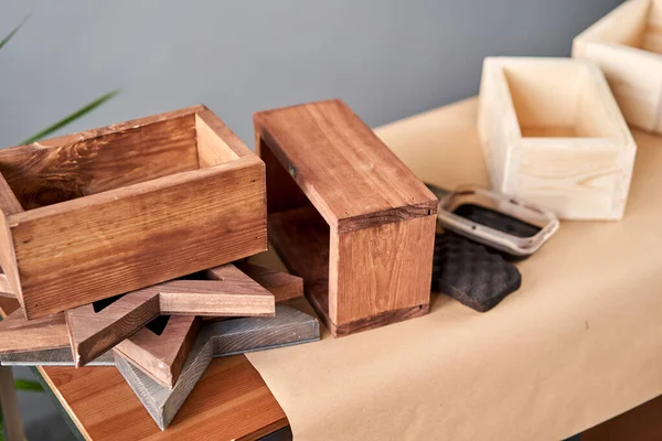 Un conjunto de espacios en blanco de cajas de madera para composiciones florales. Taller de carpintería para pequeñas empresas. En su trabajo, ¿utiliza manchas o conservantes de madera para mostrar el patrón de madera . — Foto de Stock