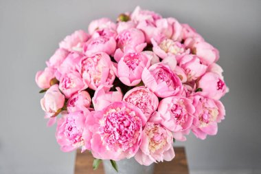 Katalog ya da online mağaza için güzel pembe şakayık çiçeği. Çiçek dükkanı konsepti. Taze kesilmiş güzel bir buket. Çiçek teslimatı