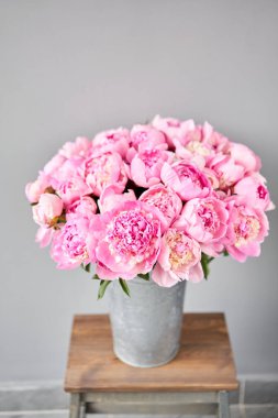 Katalog ya da online mağaza için güzel pembe şakayık çiçeği. Çiçek dükkanı konsepti. Taze kesilmiş güzel bir buket. Çiçek teslimatı