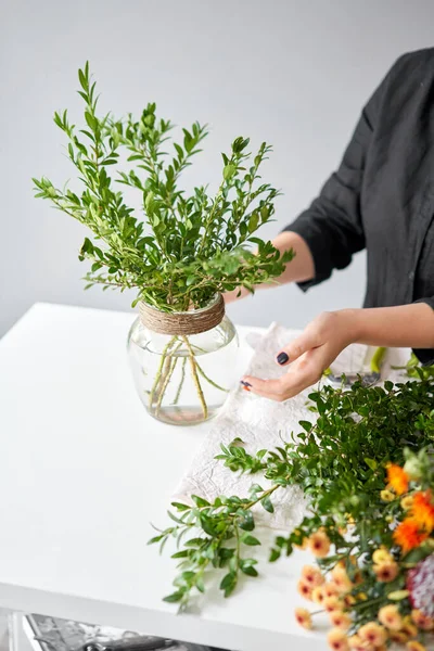 Serie, instalación paso a paso de flores en un jarrón. Ramo de flores, listo para casa. Flores recién cortadas para la decoración del hogar. Tienda floral europea. Entrega flor fresca cortada. — Foto de Stock