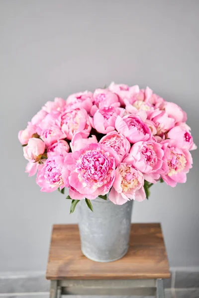 Цветок розового пиона для катания или интернет-магазина. Концепция цветочного магазина. Прекрасный свежий букет. Доставка цветов — стоковое фото