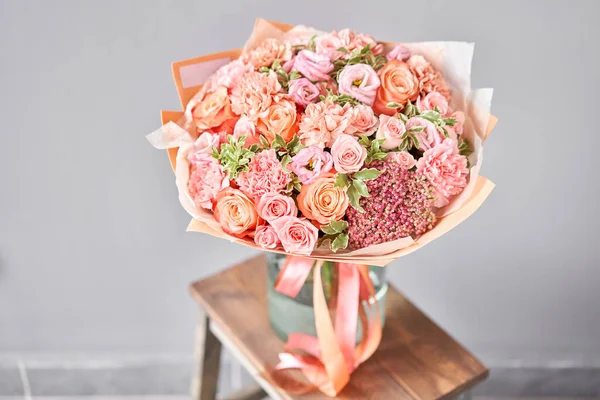 Bouquet pesca e colore arancio. Bellissimo mazzo di fiori misti in tavolo di legno. il lavoro del fioraio in un negozio di fiori. Fiore tagliato fresco. — Foto Stock