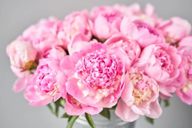 Katalog ya da online mağaza için güzel pembe şakayık çiçeği. Çiçek dükkanı konsepti. Taze kesilmiş güzel bir buket. Çiçek teslimatı