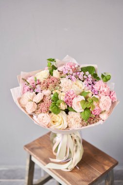 Tahta masadaki güzel bahar buketi... Çeşitli çiçeklerle düzenlenmiş. Çiçekçi konsepti. Bir site ya da katalog için fotoğraf seti. Çiçekçilik..