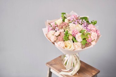 Tahta masadaki güzel bahar buketi... Çeşitli çiçeklerle düzenlenmiş. Çiçekçi konsepti. Bir site ya da katalog için fotoğraf seti. Çiçekçilik..