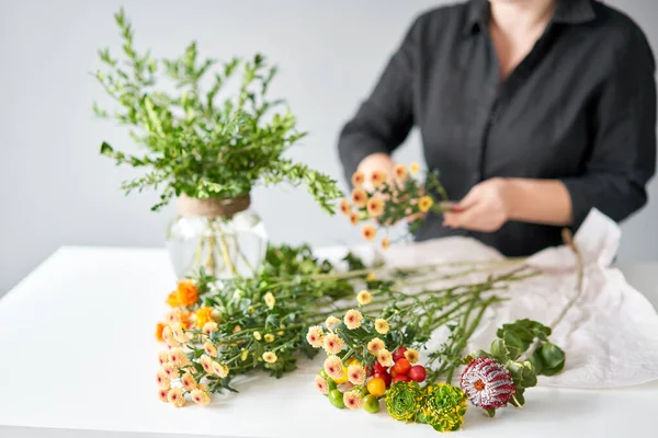 Serie, instalación paso a paso de flores en un jarrón. Ramo de flores, listo para casa. Flores recién cortadas para la decoración del hogar. Tienda floral europea. Entrega flor fresca cortada. — Foto de Stock