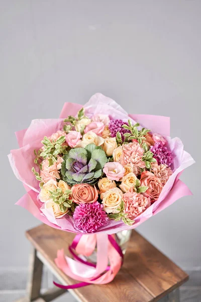 Tahta masadaki güzel bahar buketi... Çeşitli çiçeklerle düzenlenmiş. Çiçekçi konsepti. Bir site ya da katalog için fotoğraf seti. Çiçekçilik..