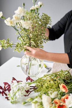 Seriler, adım adım vazoya çiçek yerleştirmek. Çiçek demeti, eve gitmek için hazır. Dekorasyon için taze kesilmiş çiçekler. Avrupa çiçekçisi. Taze kesilmiş çiçek getirdim..