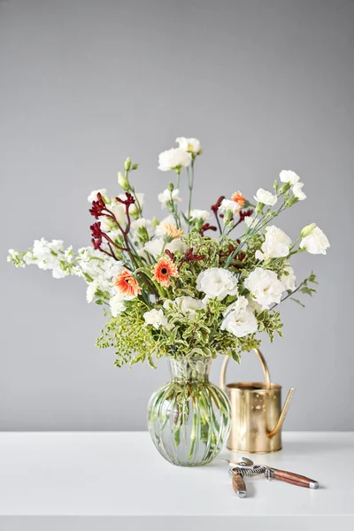 Série, instalação gradual de flores em um vaso. Um grupo de flores, preparado para casa. Flores frescas cortadas para decoração casa. Loja floral europeia. Entrega flor de corte fresco. — Fotografia de Stock