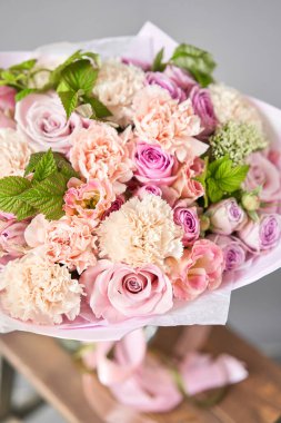 Tahta masadaki güzel bahar buketi... Çeşitli çiçeklerle düzenlenmiş. Çiçekçi konsepti. Bir site ya da katalog için fotoğraf seti. Çiçekçilik..