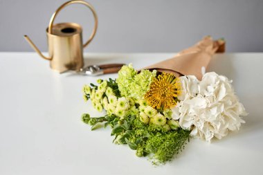 Buket 004, adım adım vazoya çiçek yerleştirin. Çiçek demeti, eve gitmek için hazır. Dekorasyon için taze kesilmiş çiçekler. Avrupa çiçekçisi. Taze kesilmiş çiçek getirdim..