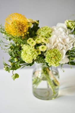 Buket 004, adım adım vazoya çiçek yerleştirin. Çiçek demeti, eve gitmek için hazır. Dekorasyon için taze kesilmiş çiçekler. Avrupa çiçekçisi. Taze kesilmiş çiçek getirdim..