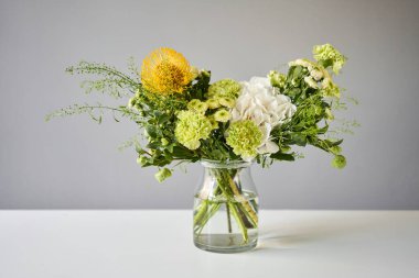 Buket 004, adım adım vazoya çiçek yerleştirin. Çiçek demeti, eve gitmek için hazır. Dekorasyon için taze kesilmiş çiçekler. Avrupa çiçekçisi. Taze kesilmiş çiçek getirdim..