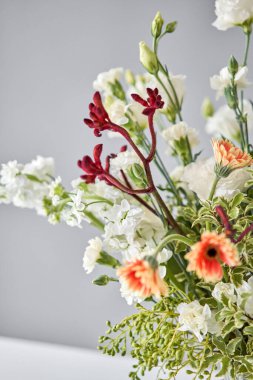 Buket 003. Seriler, adım adım vazoya çiçek yerleştirmek. Çiçek demeti, eve gitmek için hazır. Dekorasyon için taze kesilmiş çiçekler. Avrupa çiçekçisi. Taze kesilmiş çiçek getirdim..