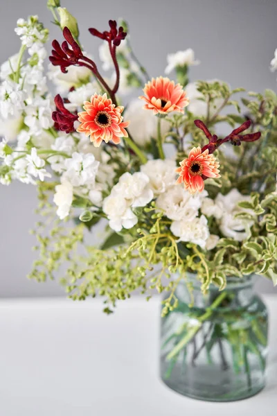 Bouquet 003. Série, instalação gradual de flores em um vaso. Um grupo de flores, preparado para casa. Flores frescas cortadas para decoração casa. Loja floral europeia. Entrega flor de corte fresco. — Fotografia de Stock