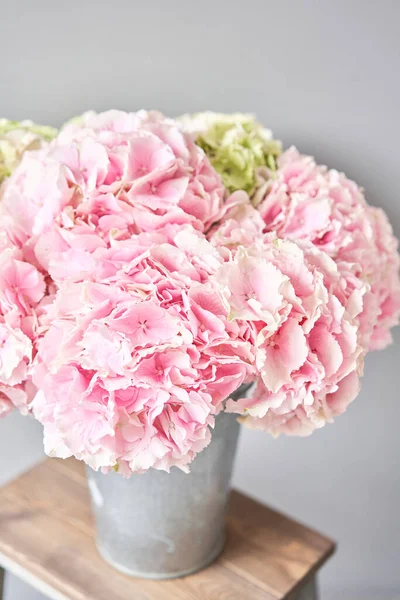 Hermosas flores de hortensias rosadas en un jarrón sobre una mesa. Ramo de flores de color rosa claro. Decoración del hogar. Fondo de pantalla y fondo. — Foto de Stock
