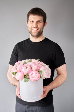 Pembe melek yanaklı şakayıkların olduğu yuvarlak kutu. Katalog ya da internet mağazası için güzel şakayık çiçekleri. Çiçek dükkanı konsepti. Taze kesilmiş güzel bir buket. Çiçek teslimatı