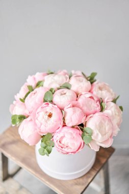 Pembe yuvarlak kutuda pembe şakayıklar. Katalog ya da çevrimiçi mağaza için güzel şakayık. Çiçek dükkanı konsepti. Çiçek teslimatı