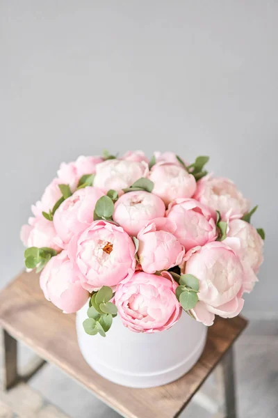 粉红的牡丹在粉红色的圆盒子里.漂亮的牡丹用于目录或网上商店。花店的概念。送花 — 图库照片