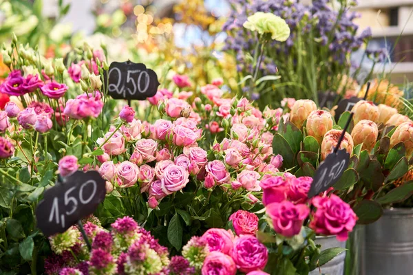 Vaser med olika fÃ ¤rgade blommor, visa upp blomsteraffär. Vackra vårbuketter. . Ett litet familjeföretag. Arbeta florist. kopieringsutrymme — Stockfoto