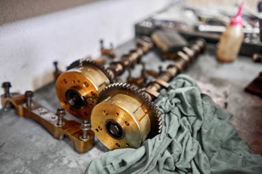 Motor bloğu aracını sökün. Motor sermayesi tamiri. 16 vana ve 4 silindir. Araba servisi konsepti. Tamirci işi. Eski ve yeni pistonlar. Üst görünüm