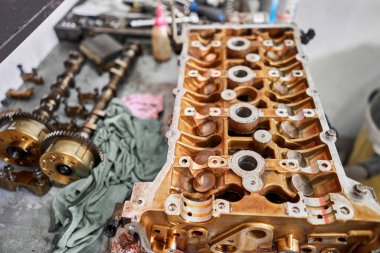 Motor bloğu aracını sökün. Motor sermayesi tamiri. 16 vana ve 4 silindir. Araba servisi konsepti. Tamirci işi. Eski ve yeni pistonlar. Üst görünüm