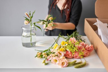 Buket 005, adım adım vazoya çiçek yerleştirmek. Çiçek demeti, eve gitmek için hazır. Dekorasyon için taze kesilmiş çiçekler. Avrupa çiçekçisi. Taze kesilmiş çiçek getirdim..