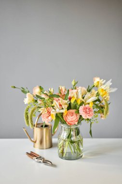 Buket 005, adım adım vazoya çiçek yerleştirmek. Çiçek demeti, eve gitmek için hazır. Dekorasyon için taze kesilmiş çiçekler. Avrupa çiçekçisi. Taze kesilmiş çiçek getirdim..