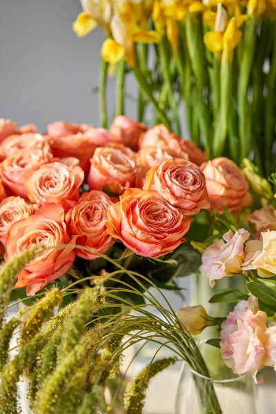 Många olika färger på stativ eller träbord i blomsteraffären. Showcase. Bakgrund av blandning av blommor. Vackra blommor för katalog eller online-butik. — Stockfoto