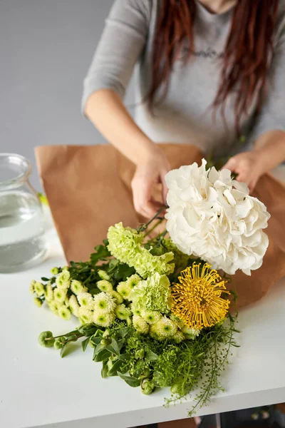 Bouquet 004, instalación paso a paso de flores en un jarrón. Ramo de flores, listo para casa. Flores recién cortadas para la decoración del hogar. Tienda floral europea. Entrega flor fresca cortada. — Foto de Stock