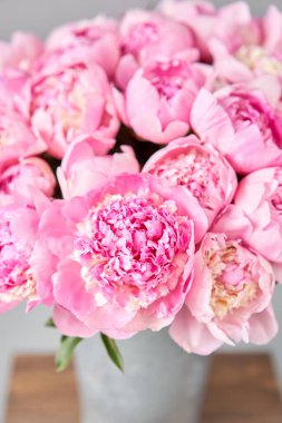 Katalog ya da online mağaza için güzel pembe şakayık çiçeği. Çiçek dükkanı konsepti. Taze kesilmiş güzel bir buket. Çiçek teslimatı