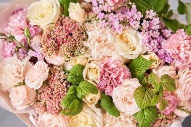 Tahta masadaki güzel bahar buketi... Çeşitli çiçeklerle düzenlenmiş. Çiçekçi konsepti. Bir site ya da katalog için fotoğraf seti. Çiçekçilik..