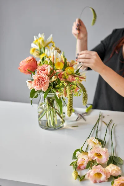 Bouquet 005, installation étape par étape de fleurs dans un vase. Bouquet de fleurs, prêt pour la maison. Fleurs fraîches coupées pour la maison de décoration. Fleuriste européen. Livraison fleur fraîche coupée. — Photo