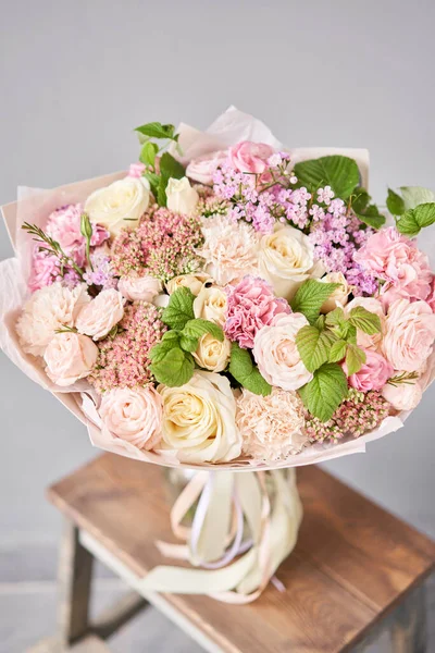 Bellissimo bouquet primavera sul tavolo di legno.. Disposizione con vari fiori. Il concetto di negozio di fiori. Un set di foto per un sito o un catalogo. Fiorista di lavoro. — Foto Stock