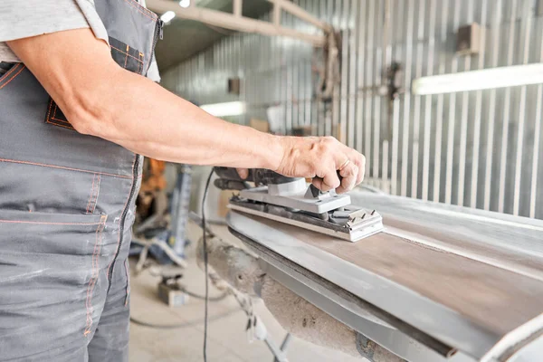 De monteur werkt met een slijpgereedschap. Schuren van auto-elementen. Garage schilderen auto service. Reparatie van het autopark na het ongeval. — Stockfoto