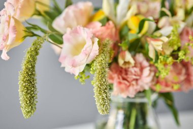 Buket 005, adım adım vazoya çiçek yerleştirmek. Çiçek demeti, eve gitmek için hazır. Dekorasyon için taze kesilmiş çiçekler. Avrupa çiçekçisi. Taze kesilmiş çiçek getirdim..