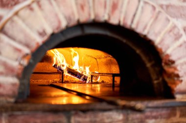 Napoli restoranında geleneksel ahşap fırın, İtalya. Orijinal Napoli pizzası. Sıcak kömür. Pişmiş lezzetli pizza.
