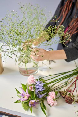 Buket 006, adım adım vazoya çiçek yerleştirin. Çiçek demeti, eve gitmek için hazır. Dekorasyon için taze kesilmiş çiçekler. Avrupa çiçekçisi. Taze kesilmiş çiçek getirdim..