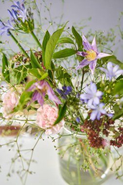 Buket 006, adım adım vazoya çiçek yerleştirin. Çiçek demeti, eve gitmek için hazır. Dekorasyon için taze kesilmiş çiçekler. Avrupa çiçekçisi. Taze kesilmiş çiçek getirdim..