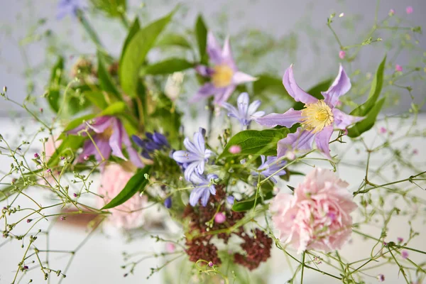 Buket 006, adım adım vazoya çiçek yerleştirin. Çiçek demeti, eve gitmek için hazır. Dekorasyon için taze kesilmiş çiçekler. Avrupa çiçekçisi. Taze kesilmiş çiçek getirdim..