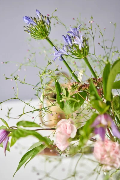 Buket 006, adım adım vazoya çiçek yerleştirin. Çiçek demeti, eve gitmek için hazır. Dekorasyon için taze kesilmiş çiçekler. Avrupa çiçekçisi. Taze kesilmiş çiçek getirdim..