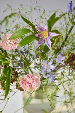Buket 006, adım adım vazoya çiçek yerleştirin. Çiçek demeti, eve gitmek için hazır. Dekorasyon için taze kesilmiş çiçekler. Avrupa çiçekçisi. Taze kesilmiş çiçek getirdim..