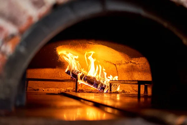 Tradycyjny piec drewniany w restauracji Neapol we Włoszech. Oryginalna neapolitańska pizza. Czerwony gorący węgiel. Pieczona smaczna pizza — Zdjęcie stockowe