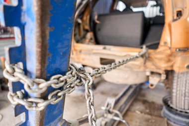 Geometri ihlali olan bozuk bir araba dengeleme için stoklarda. Zincirli ve kancalı araçların restorasyonu. Atölyede ve otomatikte onarım