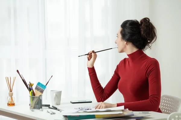 Sanatçının Modeli Kırmızı Giysili Kızı Ofiste Oturuyor — Stok fotoğraf