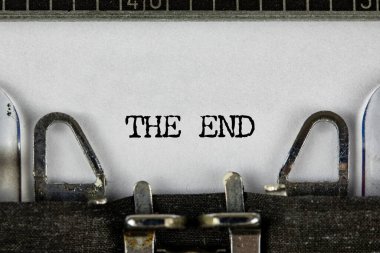 Mavi bir retro daktiloya yakın çekim ve sonundaki yazı sarımsı bir folyoyla yazılmış. Daktiloyu kağıt kâğıdıyla kapat ve şu cümleyi söyle: Hikayenin sonu. Metnin için boşluk kopyala. retro