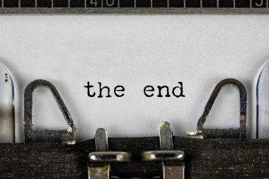 Mavi bir retro daktiloya yakın çekim ve sonundaki yazı sarımsı bir folyoyla yazılmış. Daktiloyu kağıt kâğıdıyla kapat ve şu cümleyi söyle: Hikayenin sonu. Metnin için boşluk kopyala. retro