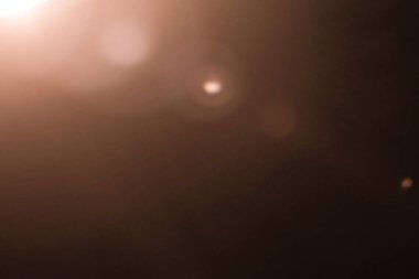 Parlak ışık, efekt güneş ışığı, mercek patlaması, ışık sızıntısı, sıcak güneş ışınları ışık efektleri, örtüler ya da siyah arkaplanda izole edilmiş altın alevler. efekt, güneş ışığı, ışın ışını, parlaklık, parlaklık, güneş ışığı.