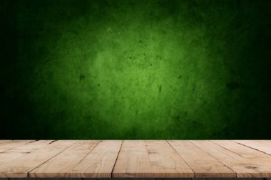 Boş masa ve koyu yeşil duvar. Güneş yansımalı masa ve bej duvarda gölgeler. Ürün sunumu için Bokeh ile arka plan. Sunum, markalaşma ürünleri, kozmetik ürünleri için model alın. 